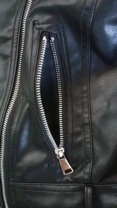 Chaqueta de cuero sintético negra con cierre - miniatura 3