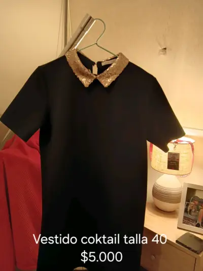 Vestido de cóctel negro con cuello dorado - miniatura 1