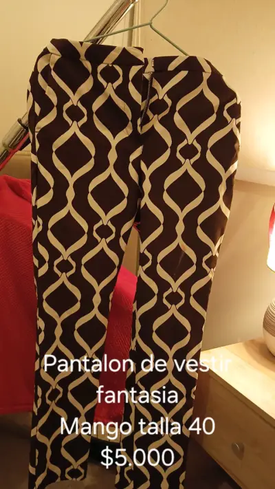 Vestido de cóctel negro con cuello dorado - miniatura 3
