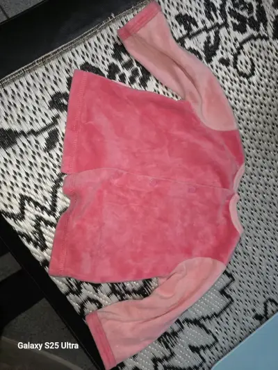 Polerón de bebé rosado con diseño bordado - miniatura 1