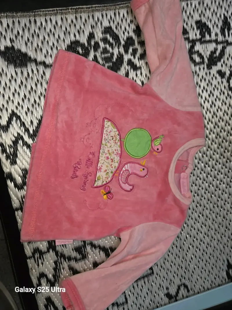Polerón de bebé rosado con diseño bordado - 2