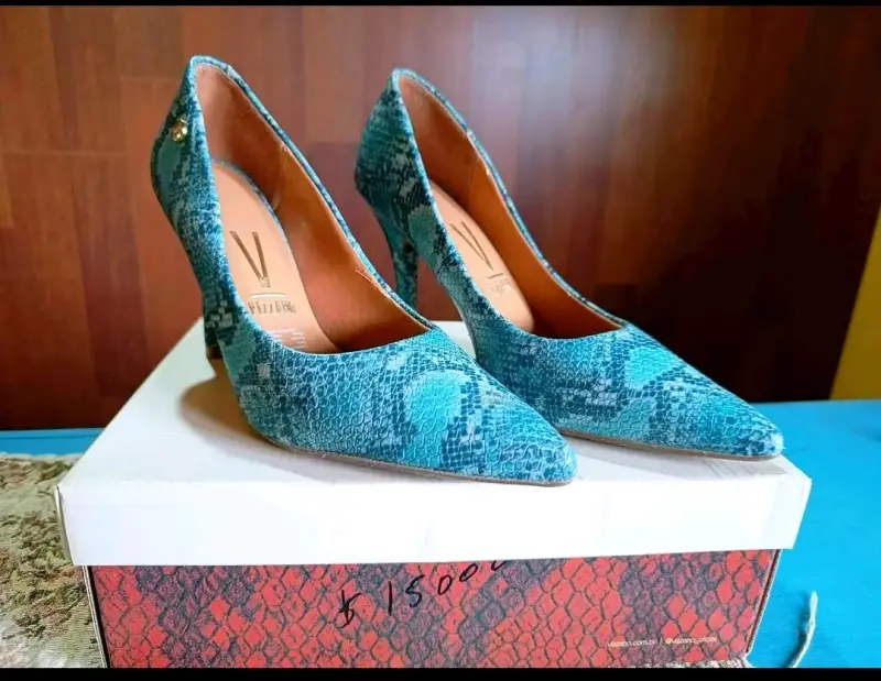Zapatos de Tacón Azul con Estampado de Serpiente Vizzano
