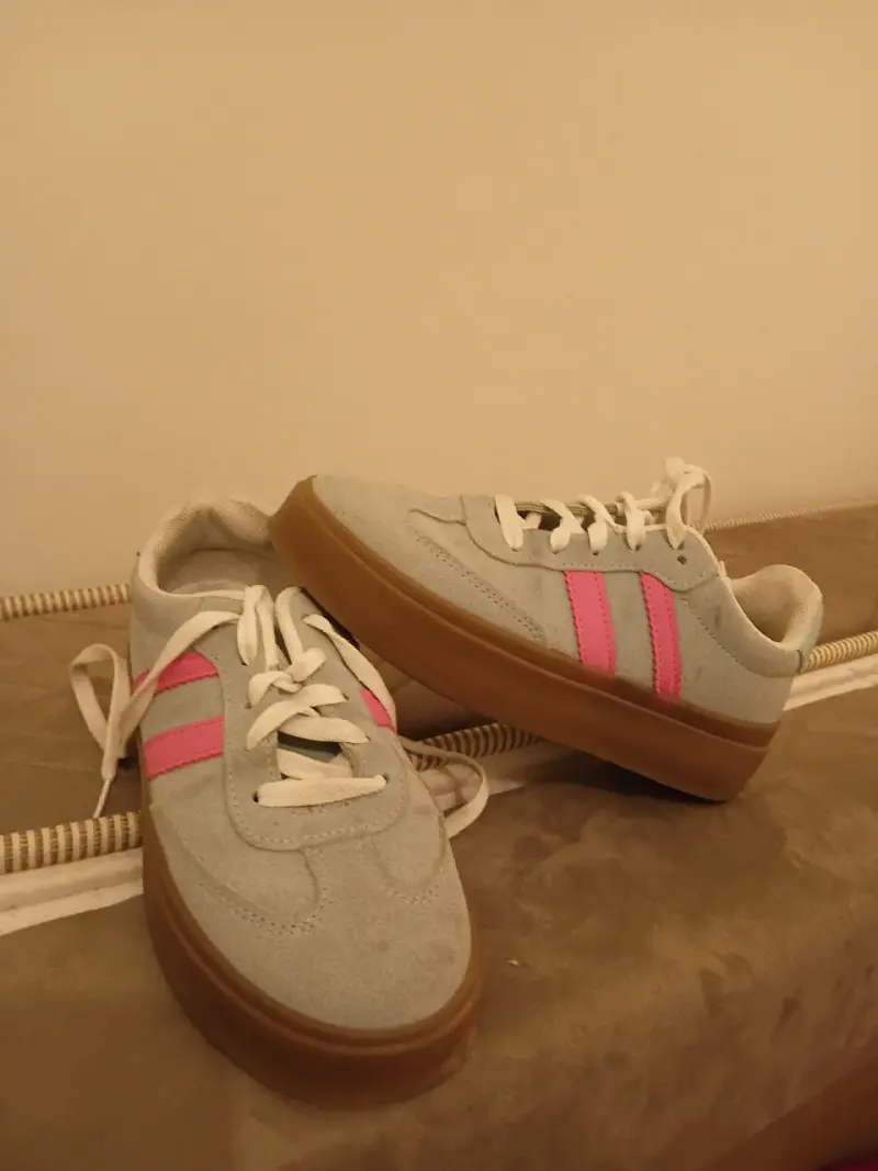 Zapatillas deportivas grises con detalles rosados