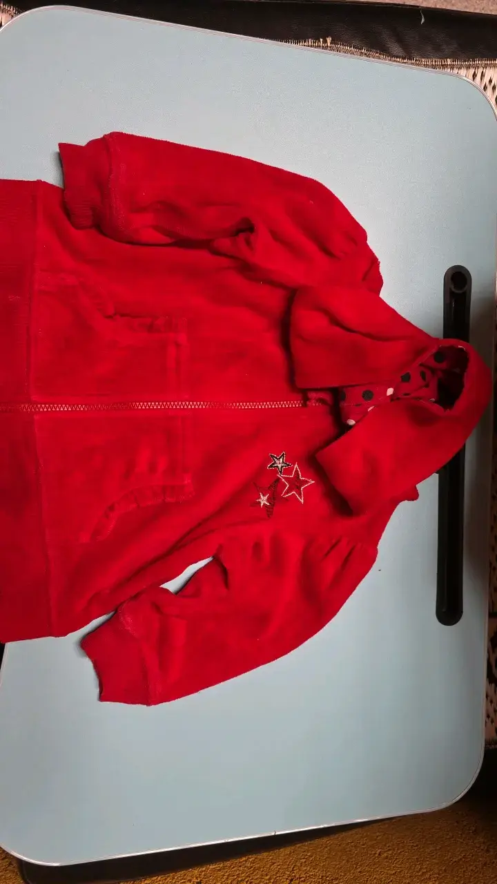 Polerón rojo con capucha y estrellas para niños - 1