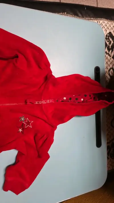 Polerón rojo con capucha y estrellas para niños - miniatura 2