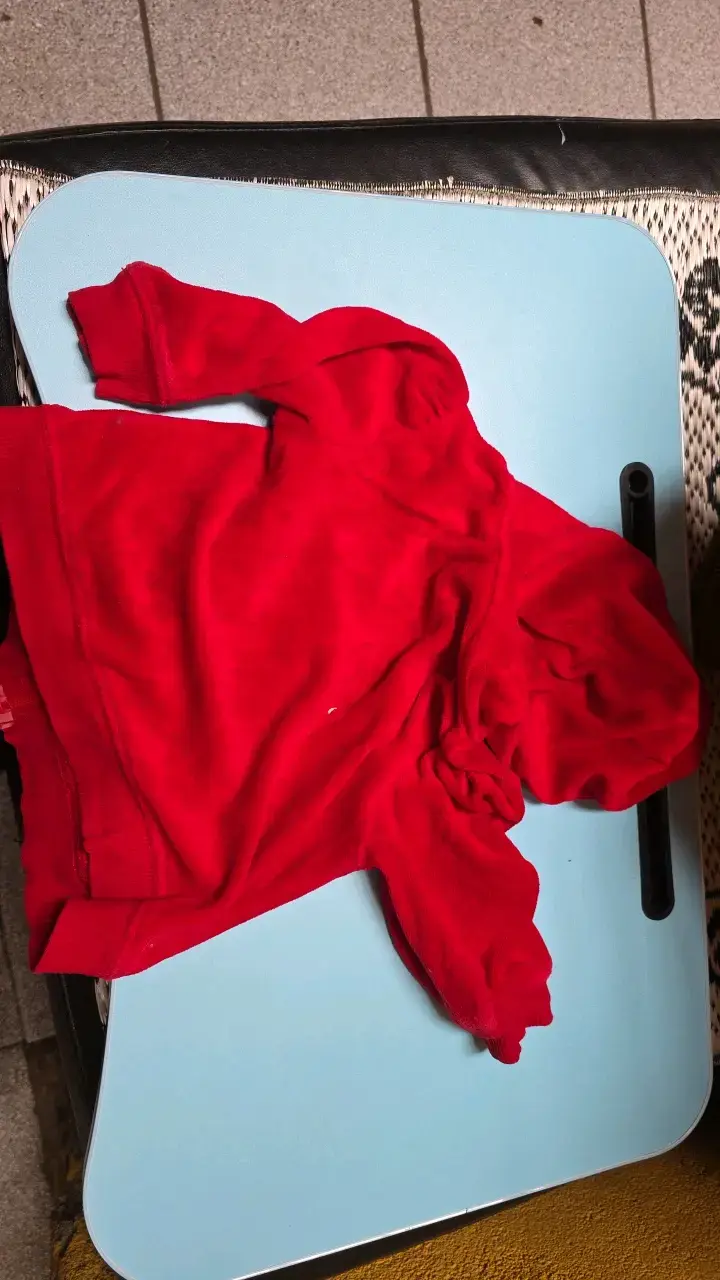 Polerón rojo con capucha y estrellas para niños - 3