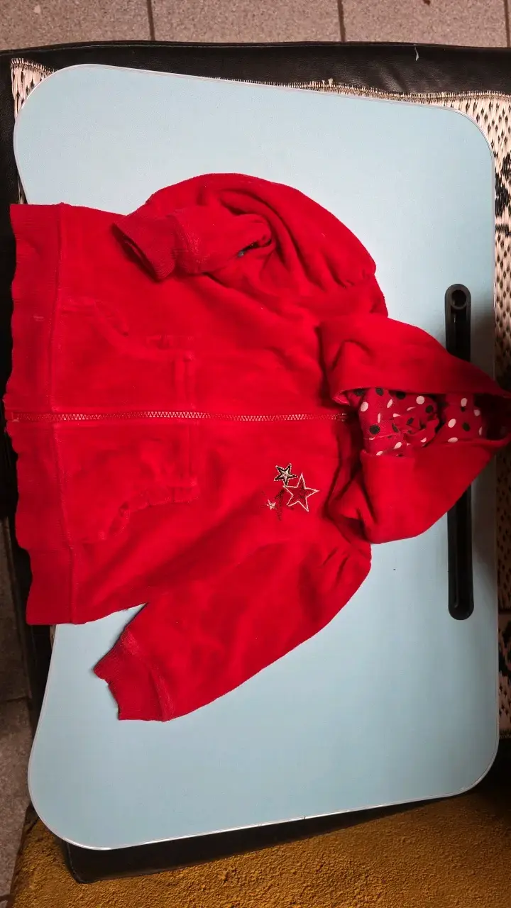 Polerón rojo con capucha y estrellas para niños - 4