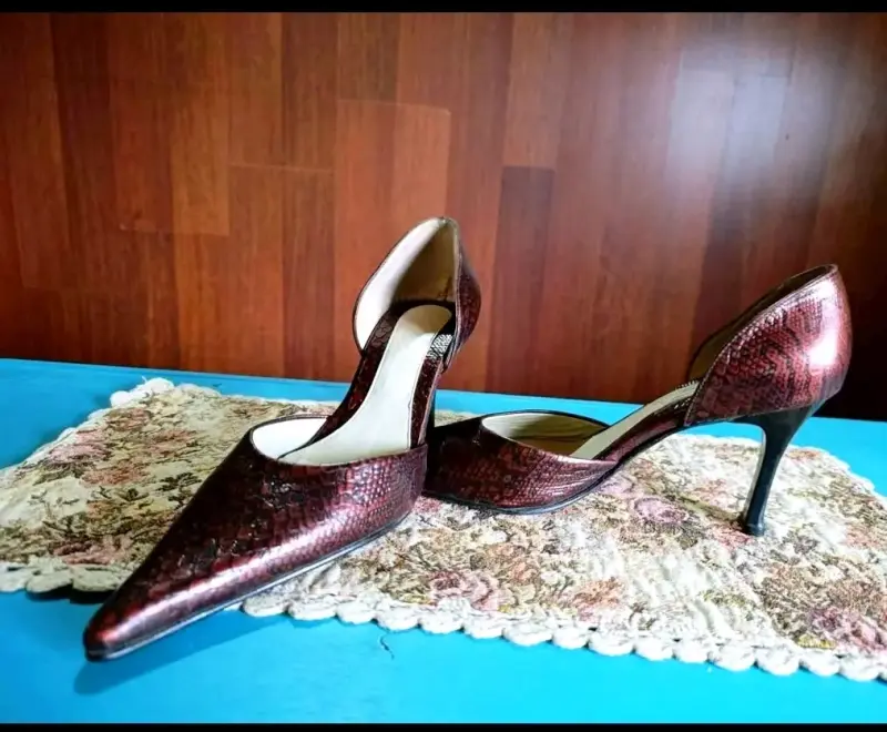 Zapatos de tacón alto color burdeos con diseño de serpiente