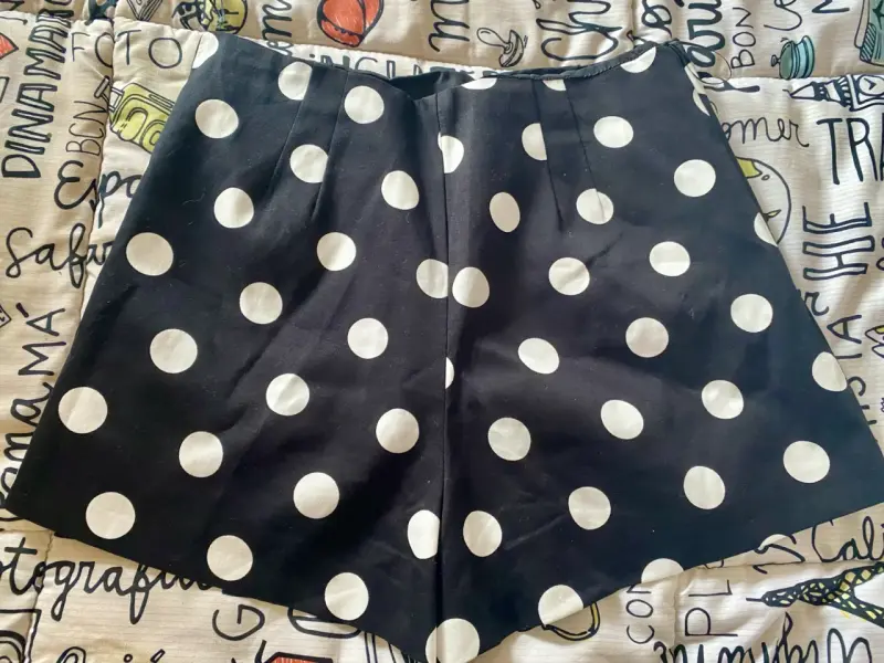Shorts Zara de mujer con lunares blancos - 1