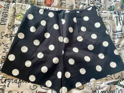 Shorts Zara de mujer con lunares blancos - miniatura 1