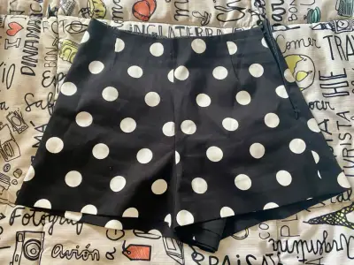 Shorts Zara de mujer con lunares blancos - miniatura 3