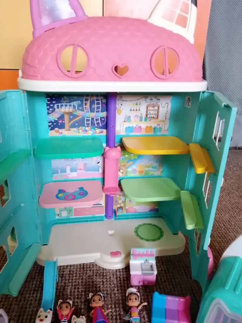 Casa de muñecas con accesorios y figuras - 1