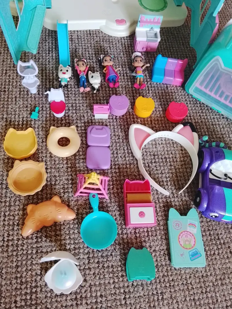 Casa de muñecas con accesorios y figuras - 3