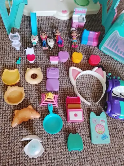Casa de muñecas con accesorios y figuras - miniatura 3