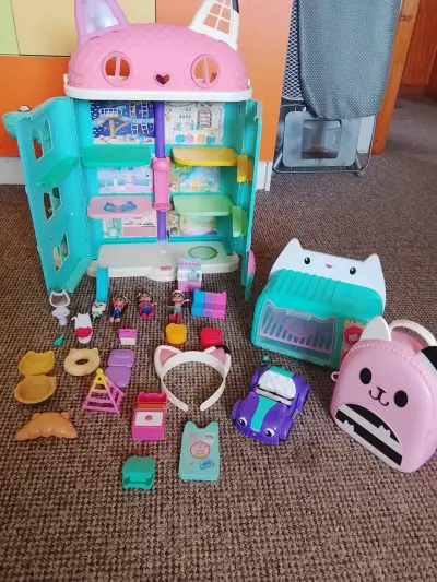 Casa de muñecas con accesorios y figuras - miniatura 4
