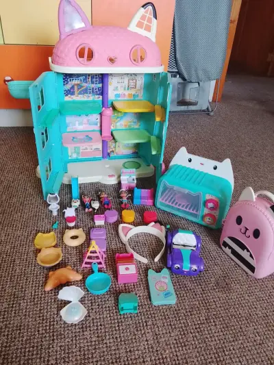 Casa de muñecas con accesorios y figuras - miniatura 5