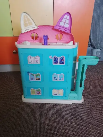 Casa de muñecas con accesorios y figuras - miniatura 6