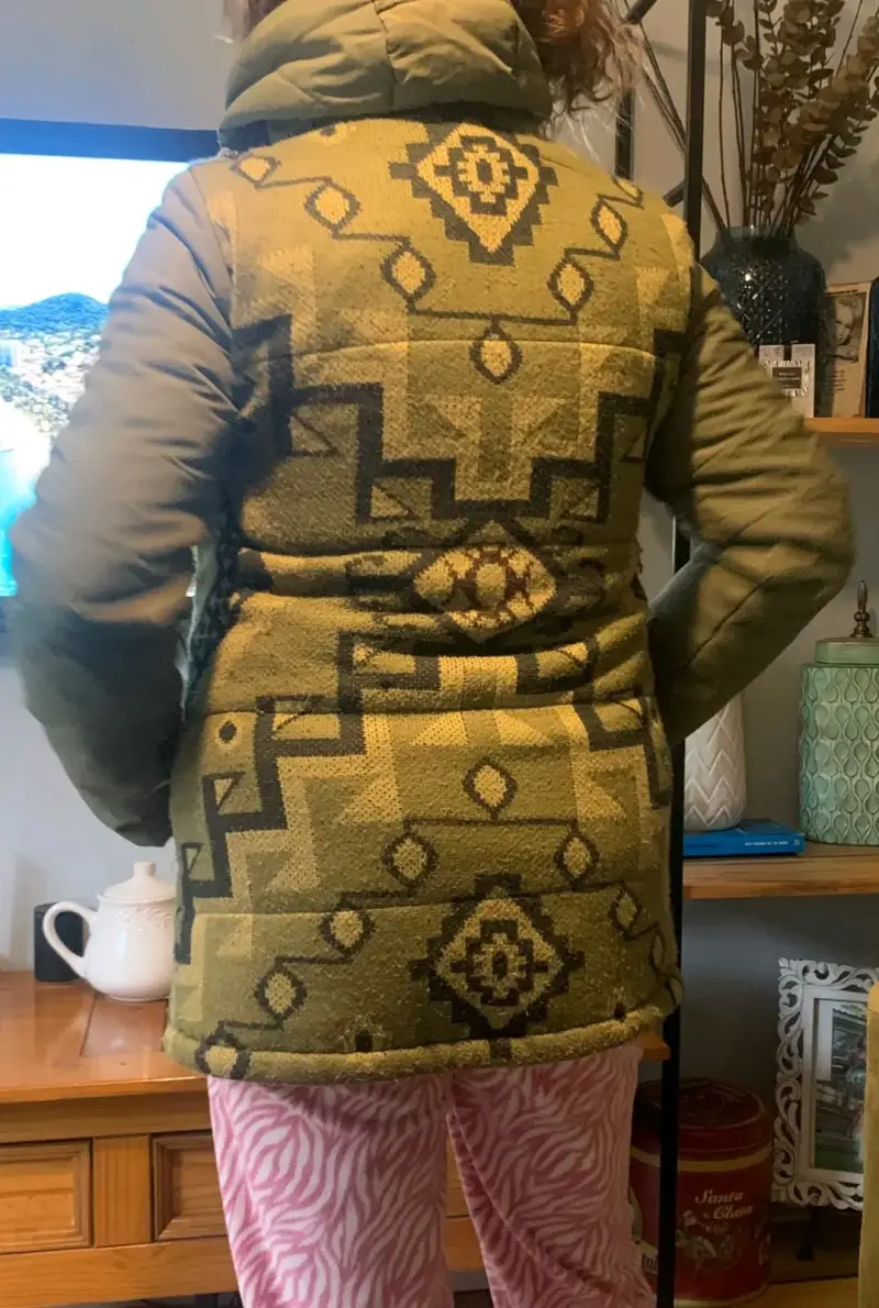 Abrigo acolchado verde con diseño étnico - 2