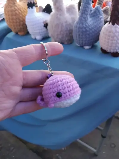 Llavero de ballena tejido a crochet - miniatura 1