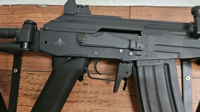Réplica de rifle de airsoft IWI full metal - 1