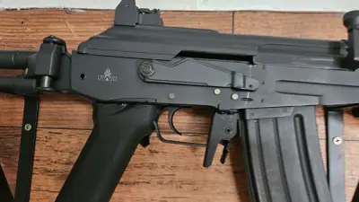 Réplica de rifle de airsoft IWI full metal - miniatura 1