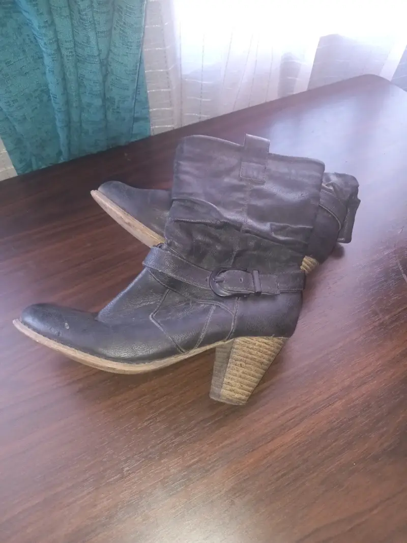 Botines de cuero negro con tacón alto