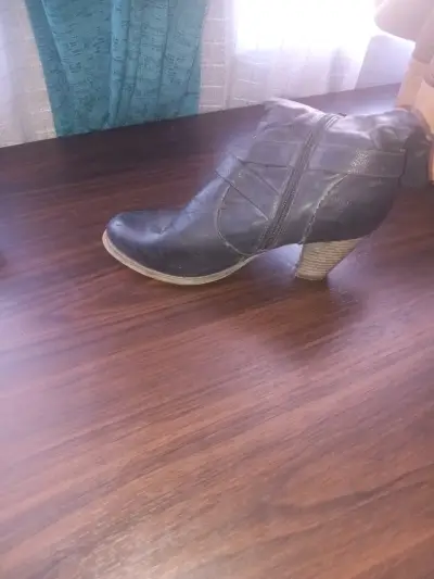 Botines de cuero negro con tacón alto - miniatura 2