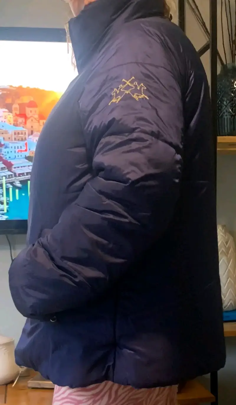 Chaqueta acolchada azul marino con cierre dorado - 2