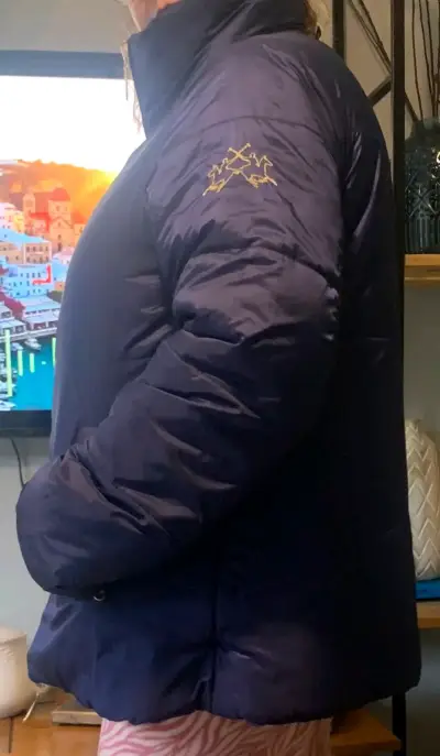 Chaqueta acolchada azul marino con cierre dorado - miniatura 2