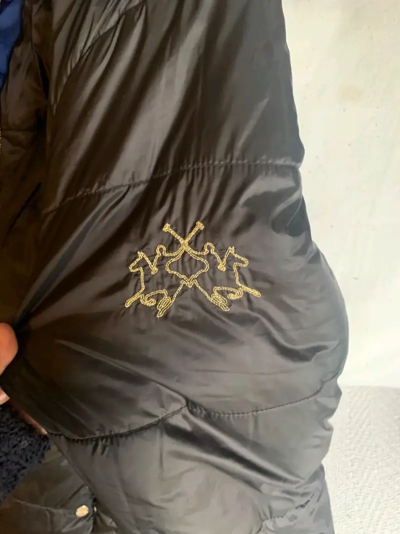 Chaqueta acolchada azul marino con cierre dorado - 5
