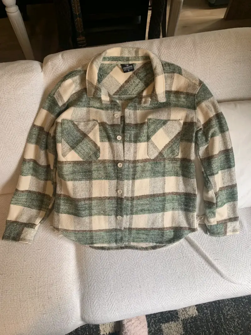 Camisa de franela a cuadros verde y beige para mujer