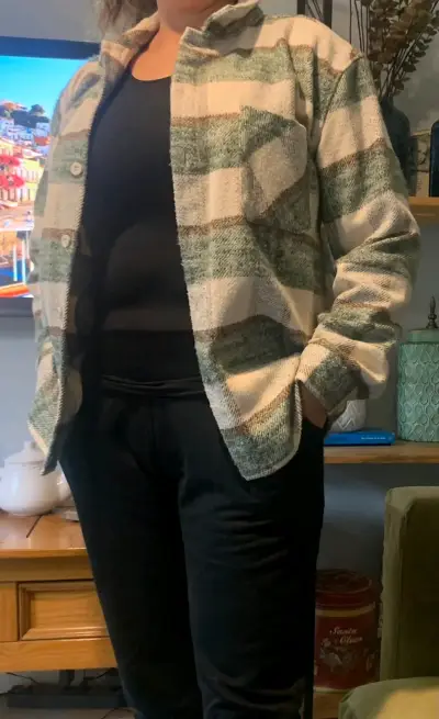 Camisa de franela a cuadros verde y beige para mujer - miniatura 3