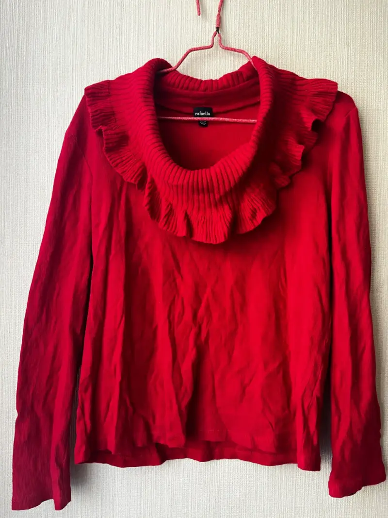 Suéter rojo con cuello plisado