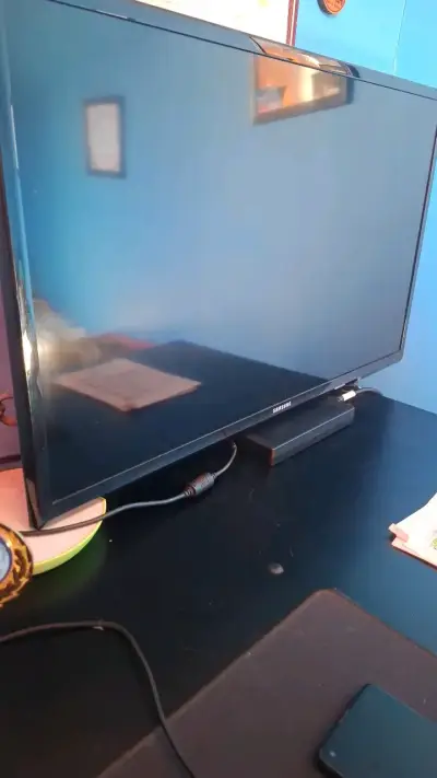 Televisor Samsung LED 32 pulgadas en buen estado - miniatura 1