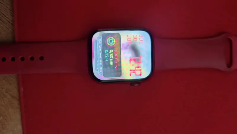 Smartwatch con correa roja y pantalla táctil - 1