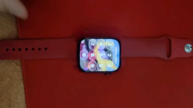 Smartwatch con correa roja y pantalla táctil - 2