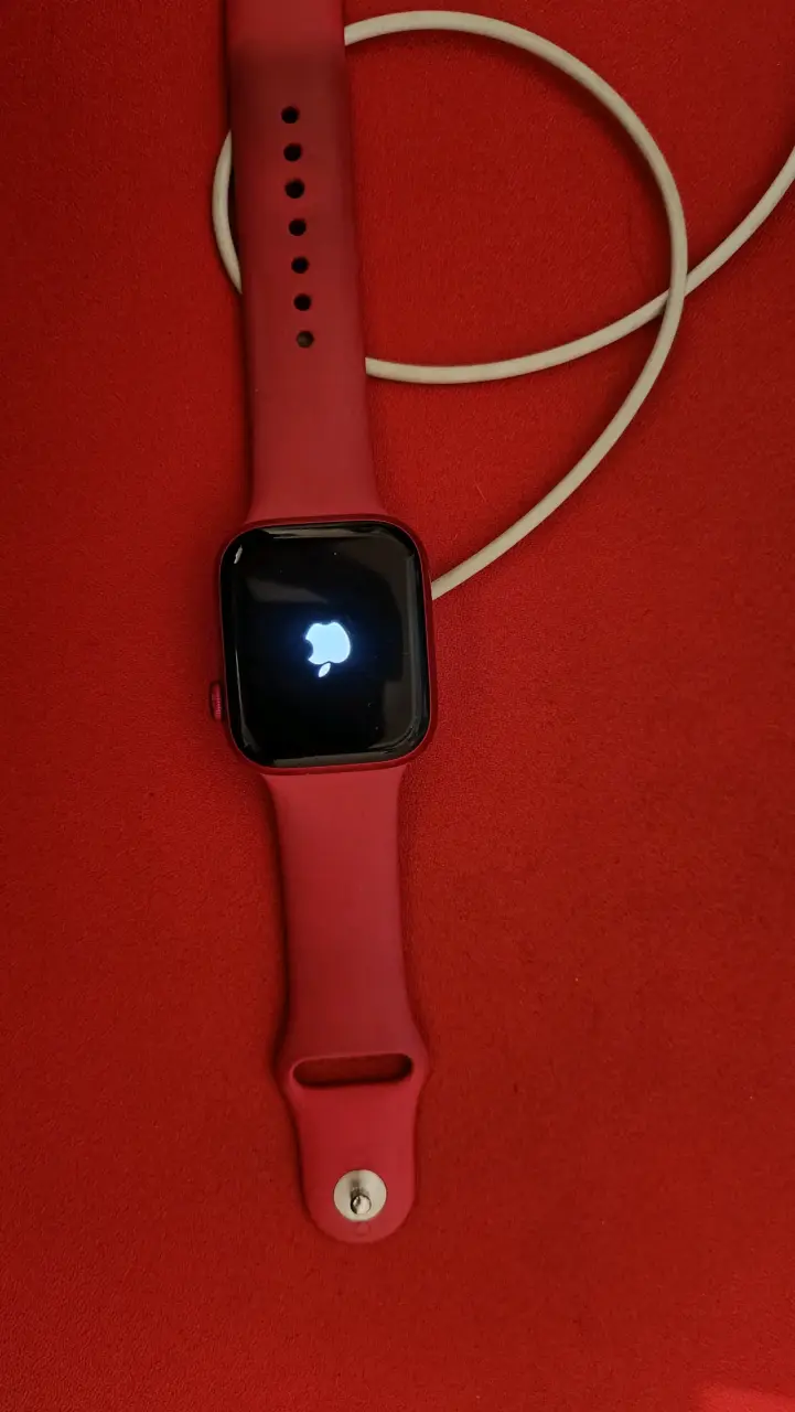 Smartwatch con correa roja y pantalla táctil - 3