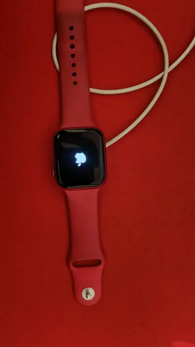 Smartwatch con correa roja y pantalla táctil - miniatura 3
