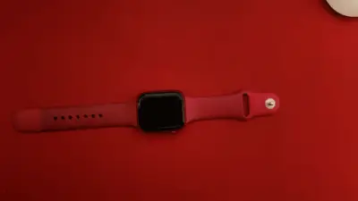 Smartwatch con correa roja y pantalla táctil - miniatura 4