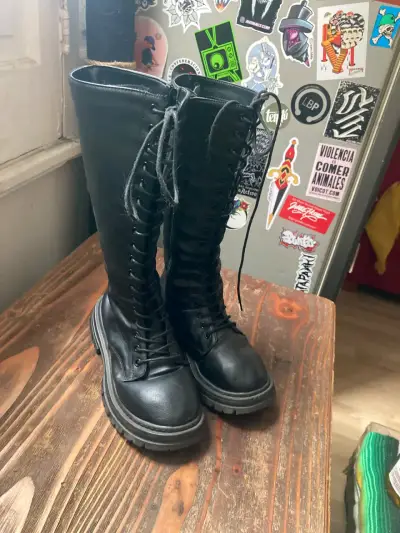 Botas negras de cuerina - miniatura 1