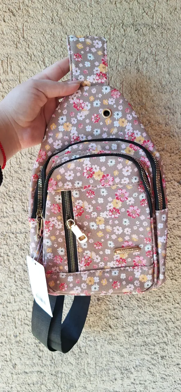 Mochila bandolera floral con múltiples bolsillos