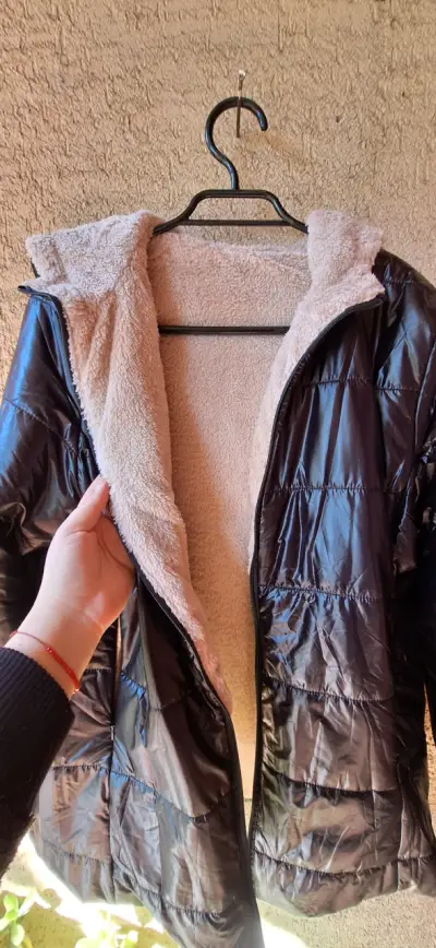 Chaqueta acolchada negra con forro polar - miniatura 1