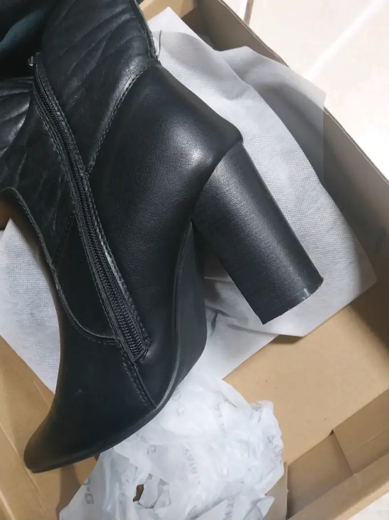 Botas negras con candado, taco 6.5, nuevas - 2