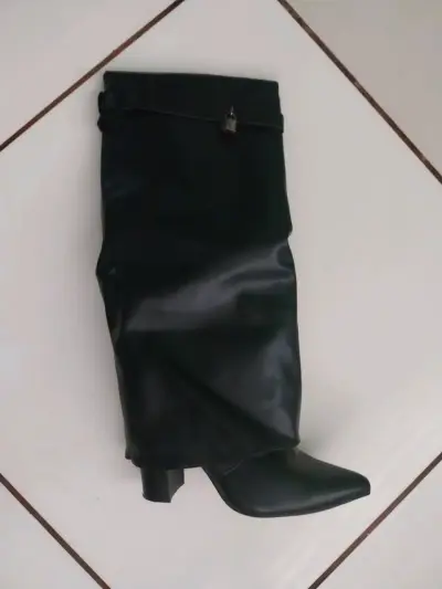 Botas negras con candado, taco 6.5, nuevas - miniatura 3