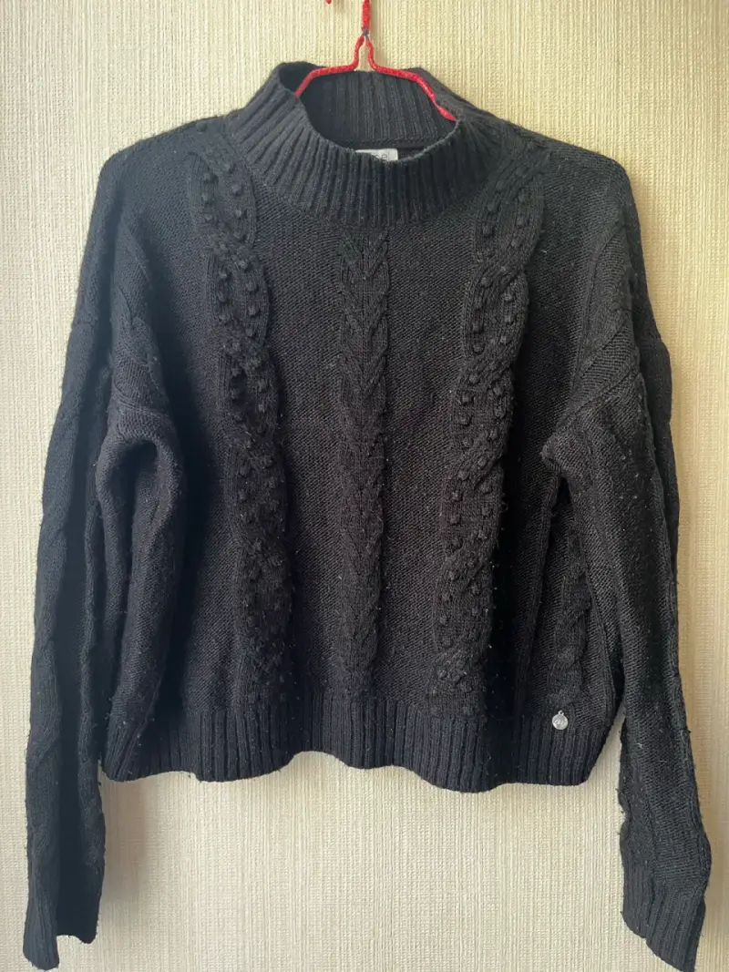 Suéter negro de lana con diseño trenzado