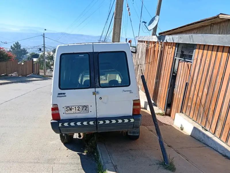 Furgón Fiat Fiorino blanco en buen estado - 1