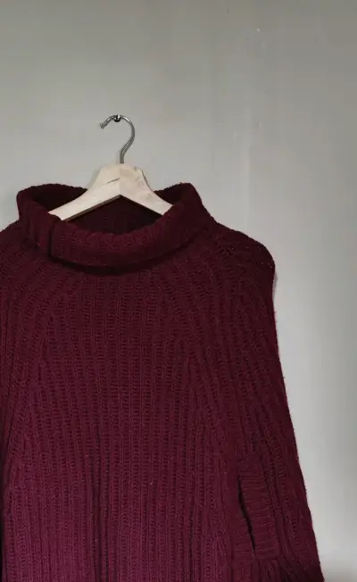 Suéter burdeos de lana con cuello alto - miniatura 1