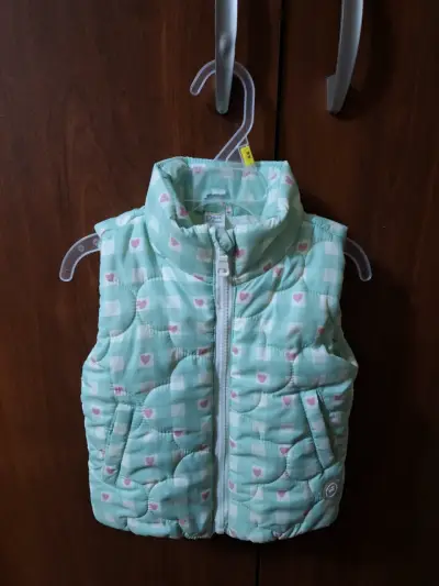 Chaqueta sin mangas para niña estampado corazones - miniatura 1