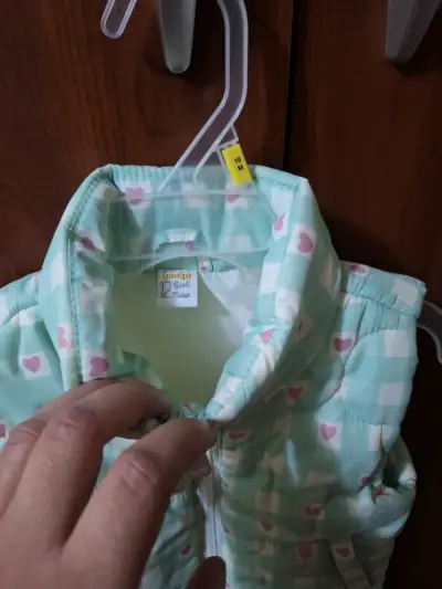 Chaqueta sin mangas para niña estampado corazones - miniatura 2