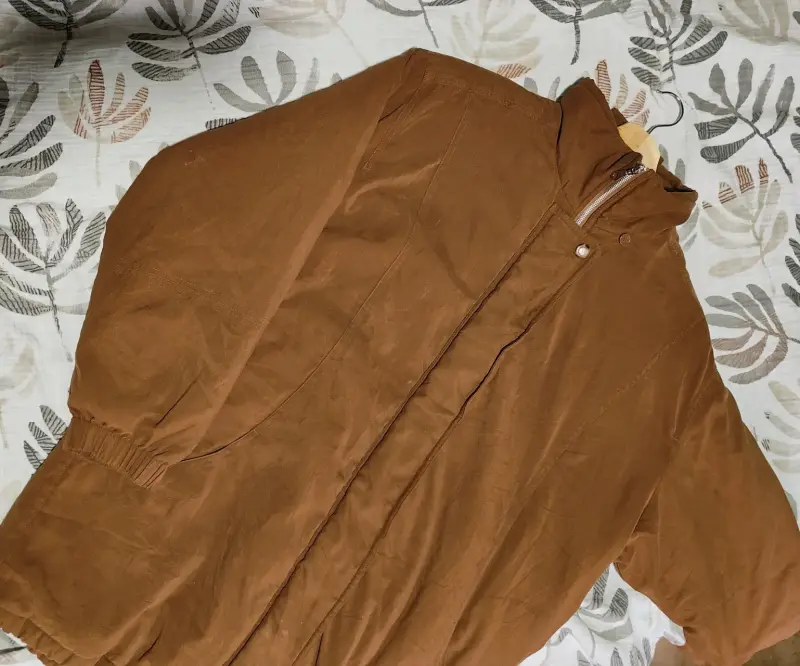 Chaqueta térmica camel con cuello alto - 2